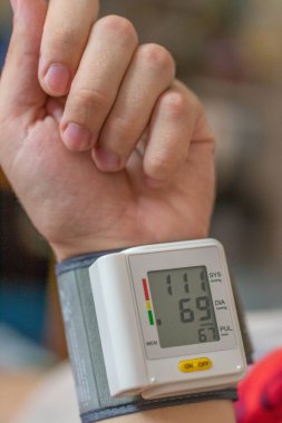 Kan basıncı monitörü düşük ya da normal kan basıncı gösteriyor.