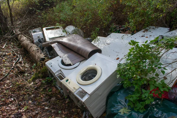 Viejas Lavadoras Domésticas Obsoletas Otra Basura Vertida Ilegalmente Bosque — Foto de Stock