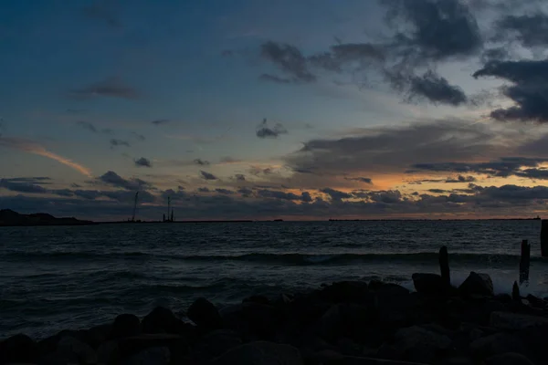 Hermosa Puesta Sol Sobre Mar Tranquilo — Foto de Stock