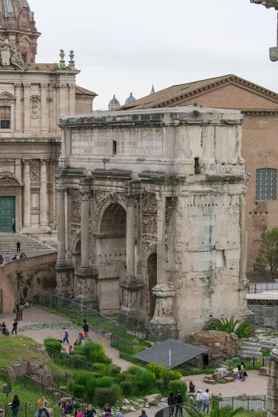 Roma Itália Abril 2019 Arco Fórum Romano Com Turista Redor — Fotografia de Stock