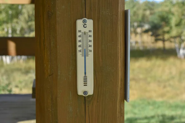 Αναλογικό Εξωτερικό Θερμόμετρο Δείχνει Συν Βαθμούς Κελσίου Δροσερός Καιρός — Φωτογραφία Αρχείου