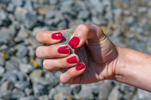 Женская Рука Красными Ногтями Держа Камень — стоковое фото