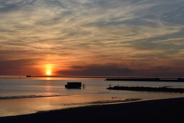 Güzel turuncu gün batımı gökyüzü sakin denize yansıyor