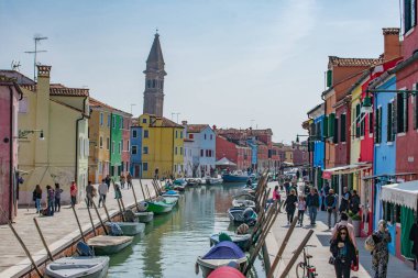 Venedik Burano adasının sokaklarında renkli evler