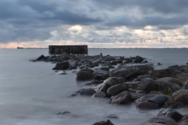 Lange Belichtetes Meerwasser Auf Felsen — Stockfoto