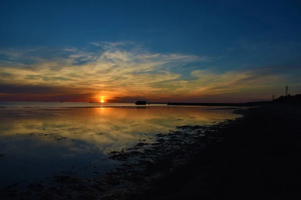 Hermoso Cielo Naranja Atardecer Reflexión Sobre Mar Tranquilo — Foto de Stock