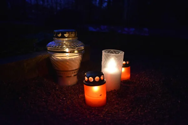 Темно Светящиеся Огни Свечей Кладбища — стоковое фото