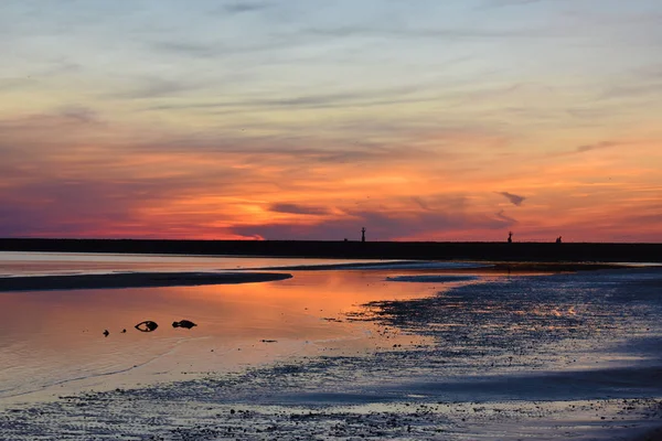 Prachtige Oranje Zonsondergang Hemel Reflectie Kalme Zee — Stockfoto