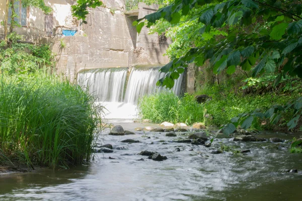 Langt Eksponert Elv Med Berg Foss – stockfoto