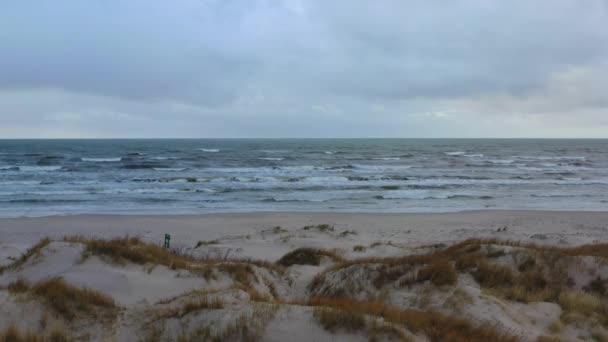 Descending aerial shot of sea with large waves. Landing in dunes. — Stock Video