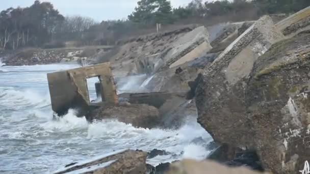 Grandes vagues de mer éclaboussant de vieilles ruines de fortifications de guerre. Karosta, Liepaja, Lettonie — Video