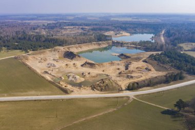 Açılmış kumun havadan görünüşü, çakıl ocağı yeşil suyla dolu.