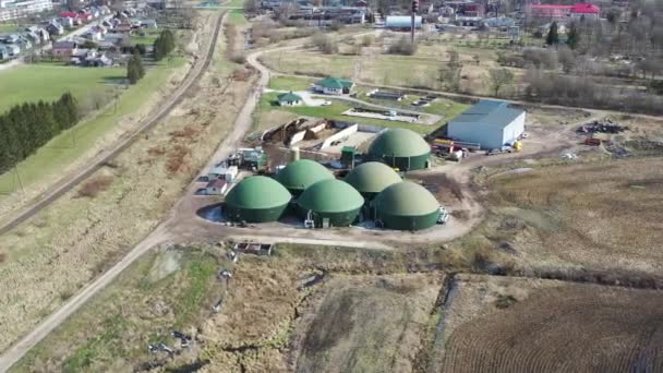 Vista aérea da fábrica de biogás e tanques de armazenamento. Voo em torno de usina de biogás. Círculo tiro — Vídeo de Stock