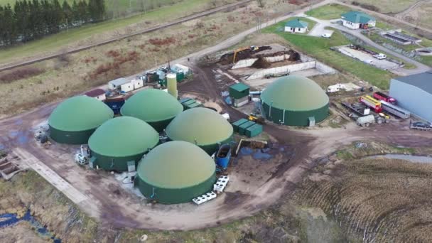 Vista aérea da fábrica de biogás e tanques de armazenamento. Voo em torno de usina de biogás. Círculo tiro — Vídeo de Stock