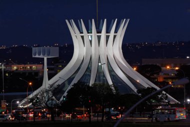 Gece Brasilia 'daki Metropolitan Katedrali