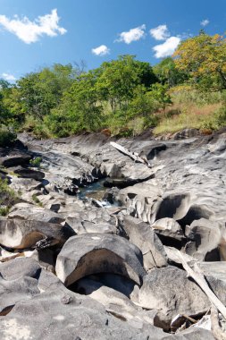 Vale da Lua - ay manzarası boyunca akan yıpranmış kaya nehri