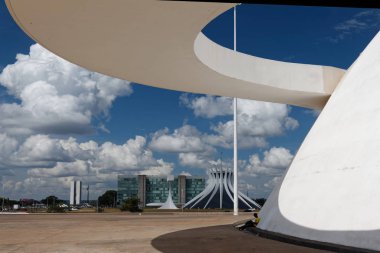 Modern Sanatlar Müzesi 'nin dairesel rampası, arka planda Metropolitan Katedrali