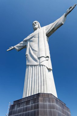 Kurtarıcı İsa ellerini Corcovado 'dan ayırıyor.
