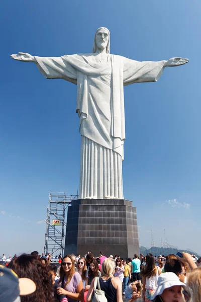 Kurtarıcı İsa ellerini Corcovado 'dan ayırıyor.