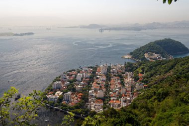 Pao de Azucar 'dan Rio de Janeiro' ya. Urca bölgesi, Sugarloaf Dağı 'nın eteklerinde..