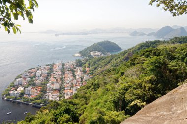 Pao de Azucar 'dan Rio de Janeiro' ya. Urca bölgesi, Sugarloaf Dağı 'nın eteklerinde..