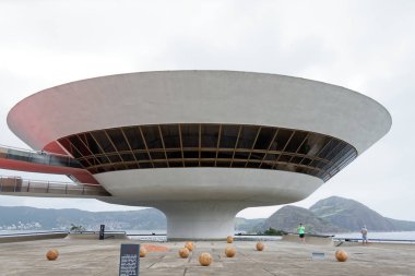 Niteroi 'deki Düşünce Sanatları Müzesi, Oscar Niemeyer tarafından tasarlandı.