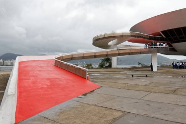 Niteroi 'deki Düşünce Sanatları Müzesi, Oscar Niemeyer tarafından tasarlandı.
