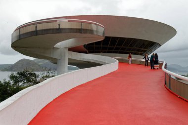 Niteroi 'deki Düşünce Sanatları Müzesi, Oscar Niemeyer tarafından tasarlandı.