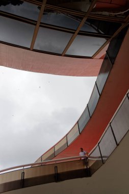 Niteroi 'deki Düşünce Sanatları Müzesi, Oscar Niemeyer tarafından tasarlandı.