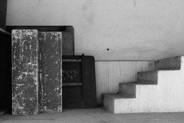 Eski bir deponun yükleme bölümü.