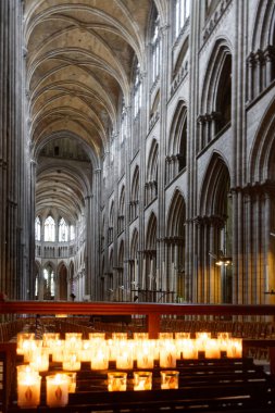 Kilisedeki mumlar atmosfer yaratır.