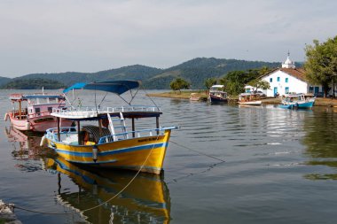 Paraty 'deki nehirde tekneler
