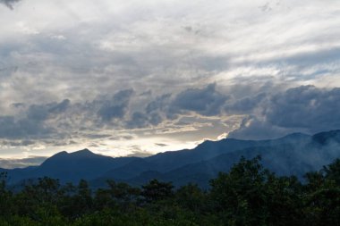Yoğun bulutların altındaki dağlar