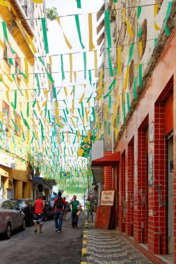 Sarı ve yeşil kurdeleler şeklinde sokak dekorasyonu.
