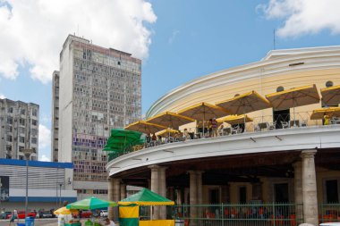 Salvador, Bahia / Brazil-29 / 5 / 2014: Barroquinha bölgesi - Mercado Modelo gıda ve hediyelik eşya pazarı.