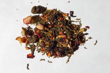 Beyaz arka planda kış çayı karışımı