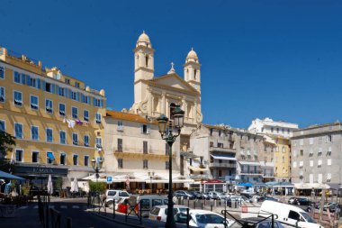 Bastia, Korsika / Fransa-25 / 5 / 2011: Marina ve liman, bir kilise ile.