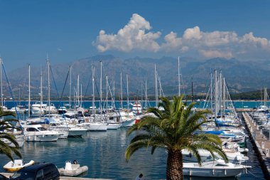 Calvi / Fransa - 05 / 26 / 2011: Eğlence tekneleri ve yatları için Calvi marinası.