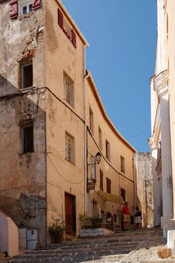 Calvi, Korsika / Fransa-26 / 5 / 2011: Kaleye giden Teh yolundaki eski kasaba.