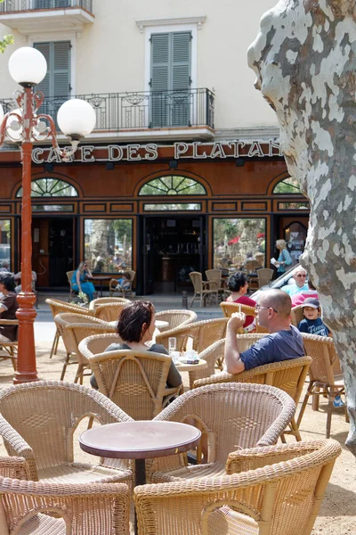 Terrasse Extérieure Café Rue Avec Des Chaises Osier Des Personnes — Photo