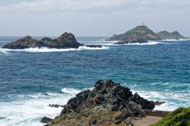 Ajaccio yakınlarında Parata yarımadası, fırtınalı bir günde Archipel Sanguinaires ile (2011)