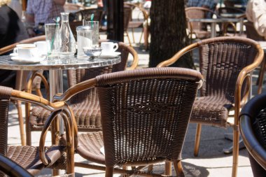 Bir sokak kafesinin boş sandalyeleri