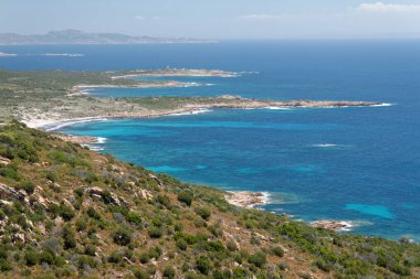 Korsika 'nın çeşitli kıyıları, dramatik kayalar, derin mavi sular, körfezler ve körfezler ve maquis bitkileriyle (2011)).