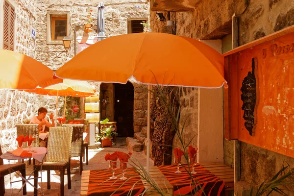 Sartene, Korsika / Fransa - 06 / 02 / 2011: Bonifacio yolunda kısa bir ziyaret. Kahve içip etrafı geziyorum..