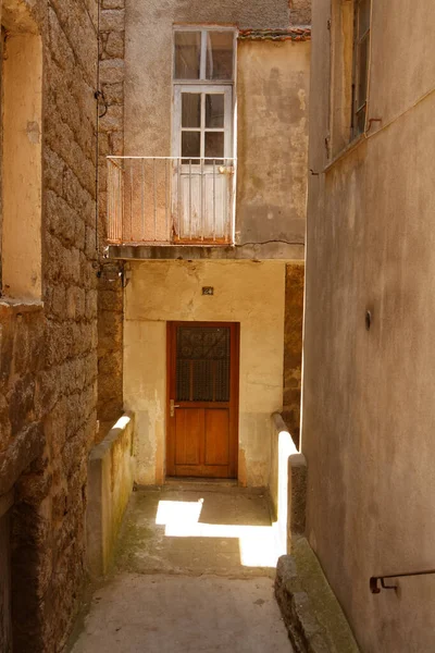 Vecchie Case Residenziali Sartene Corsica Persone Che Nascondono Dal Calore — Foto Stock