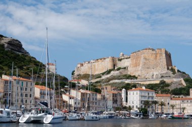 03 / 06 / 2011: Bonifacio 'nun dik kayalıklardaki, surların arkasındaki eski kasabasının manzarası.