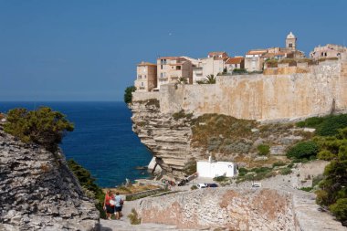03 / 06 / 2011: Bonifacio 'nun dik kayalıklardaki, surların arkasındaki eski kasabasının manzarası.