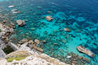Korsika 'nın güney kıyısındaki Bonifacio yakınlarında beyaz kayalıklar.