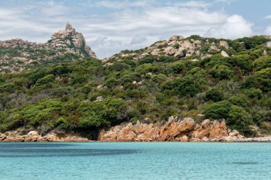 Bonifacio 'nun dışında gözlerden uzak kumsalı olan küçük gizli bir koy (2011)