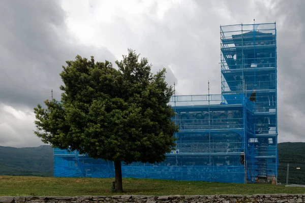 2011 Una Chiesa Sotto Maglia Plastica Blu Avvolto Intorno Impalcature — Foto Stock